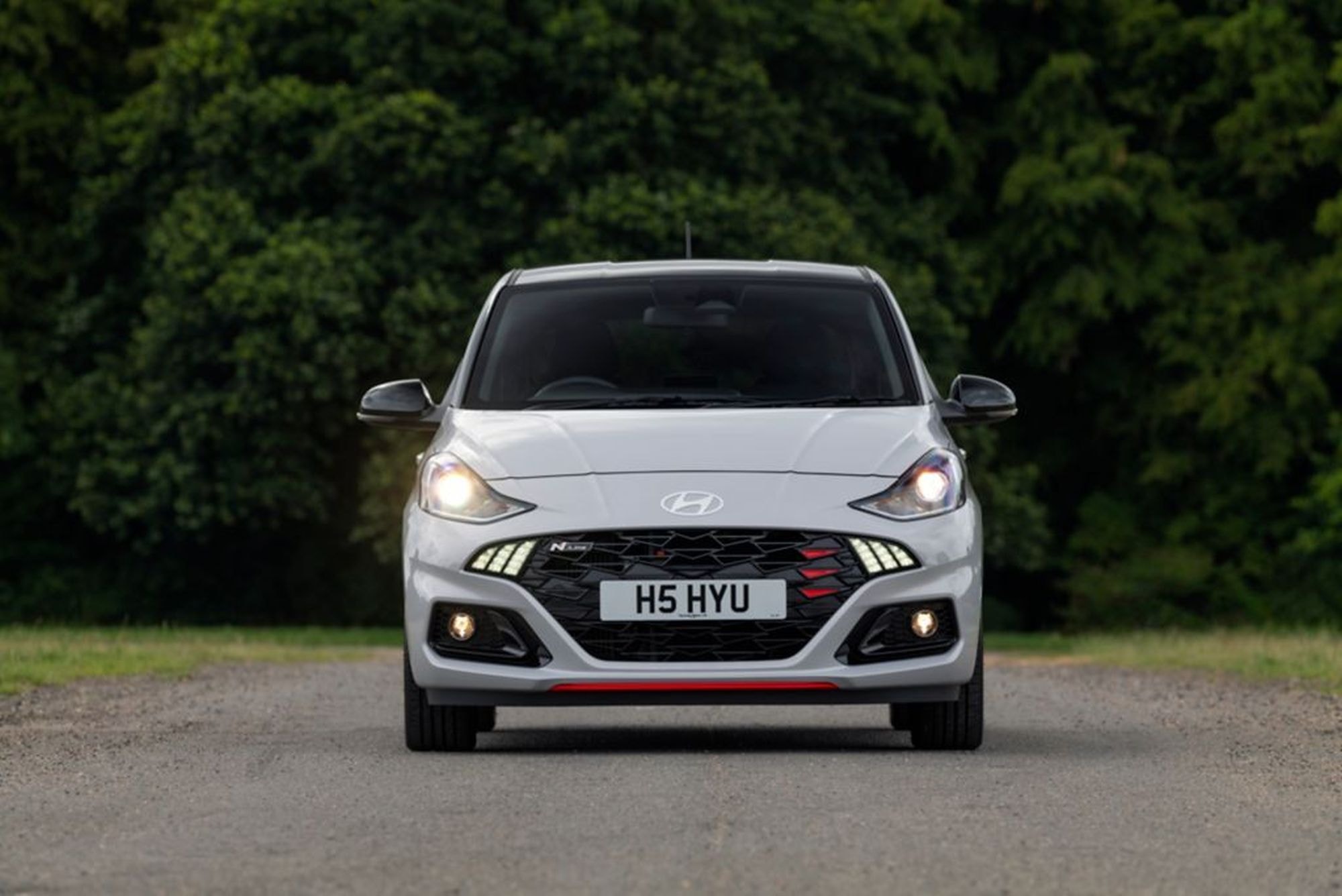 Imagen dinámica del Hyundai i10 en movimiento, resaltando su agilidad.