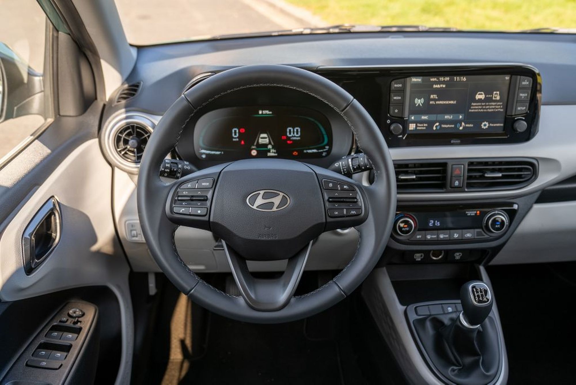 Vista del panel de la puerta, materiales de calidad y acabados elegantes.