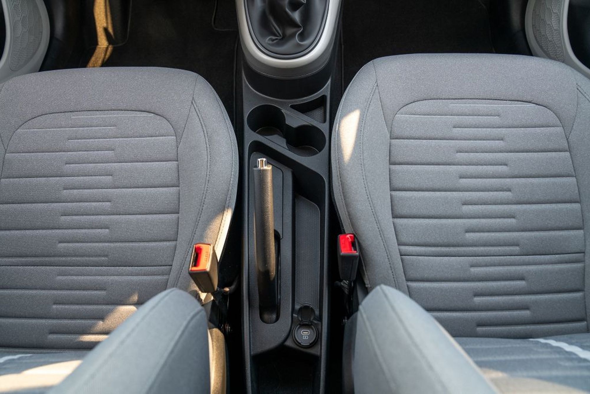 Vista panorámica del tablero de instrumentos y consola central.