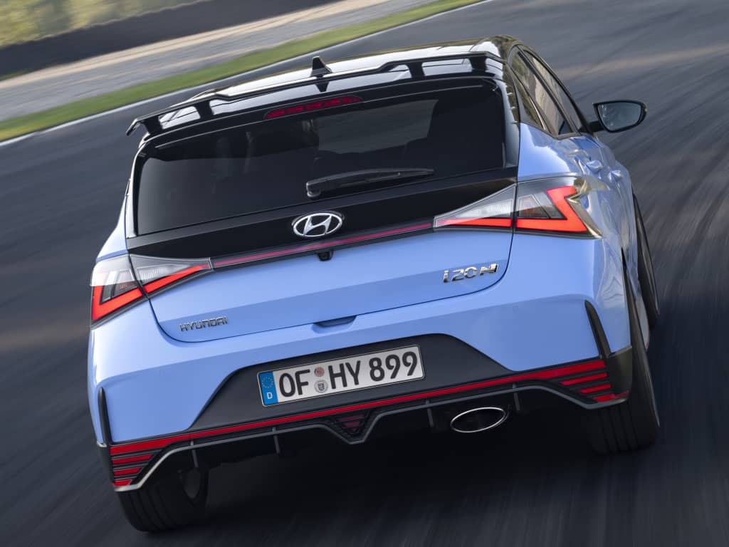 Vista trasera del Hyundai i20 N en movimiento, destacando su alerón superior.
