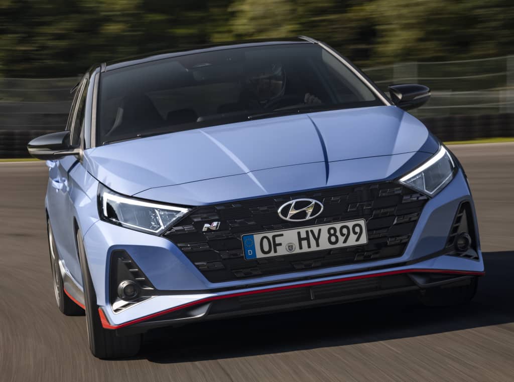 Imagen dinámica del Hyundai i20 N, enfatizando su agresivo frontal.