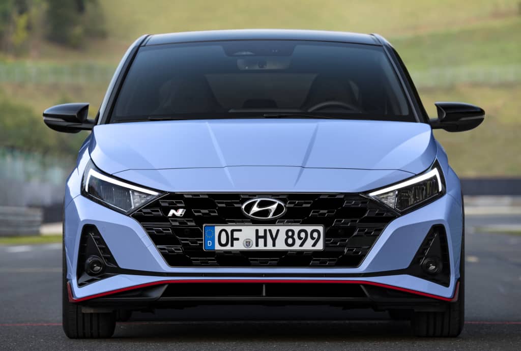 Frente del Hyundai i20 N con su parrilla distintiva y detalles en rojo.