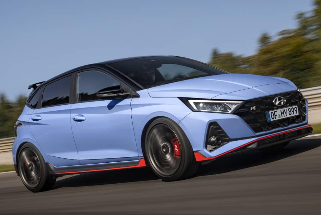 Perfil lateral del i20 N captado en plena acción sobre el asfalto.