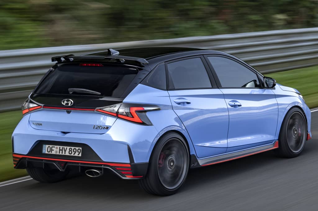 Perfil lateral del i20 N mostrando la línea deportiva y su alerón trasero.