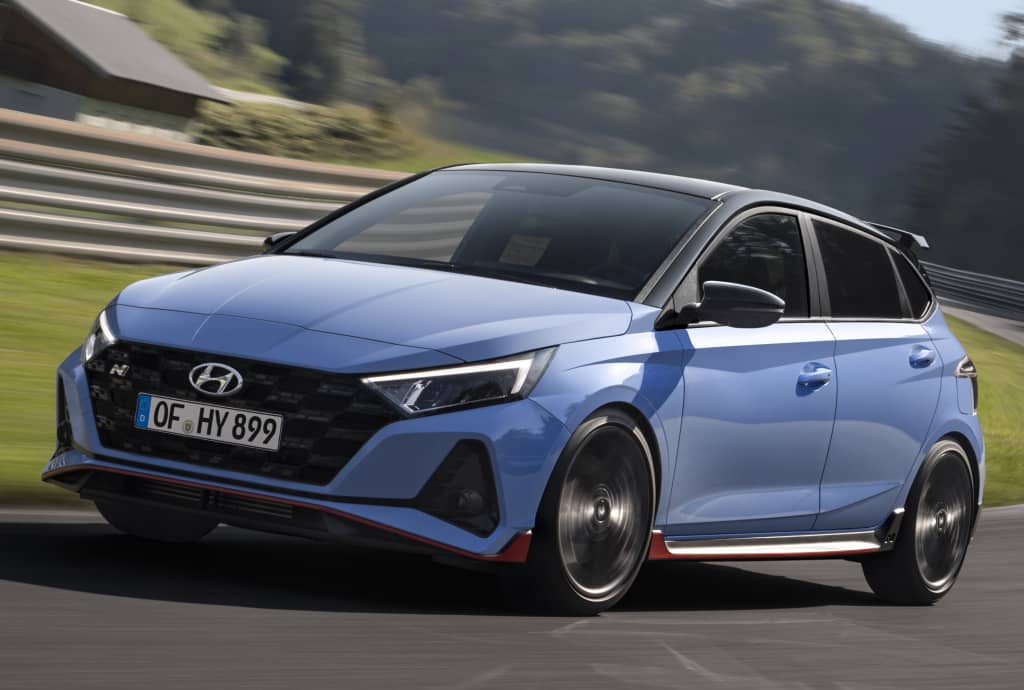 Hyundai i20 N en pista, capturando su perfil lateral a alta velocidad.