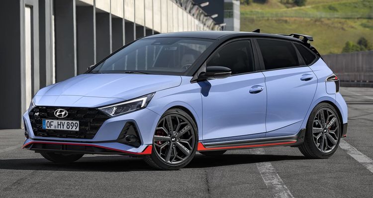 Vista dinámica del Hyundai i20 N con detalles en rojo.