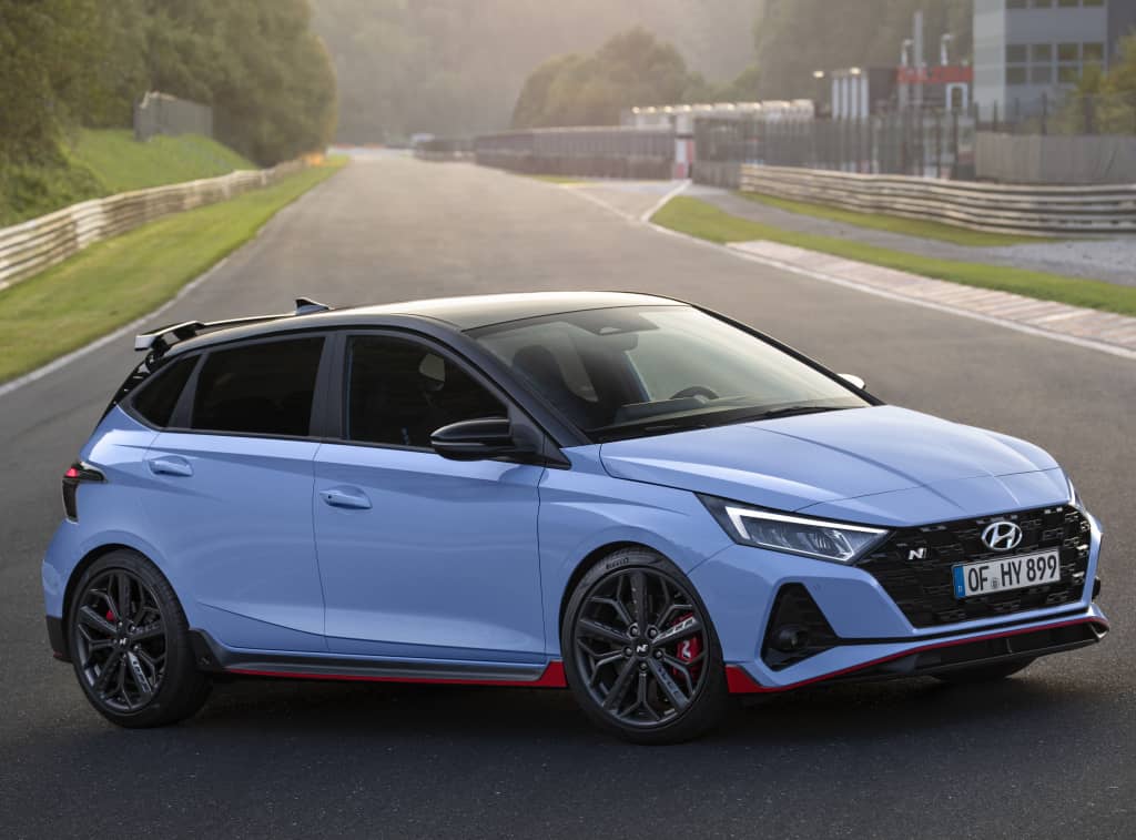 Vista frontal y lateral del Hyundai i20 N en pista de carreras.