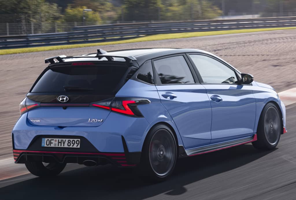 Imagen en movimiento destacando la parte trasera y lateral del i20 N.