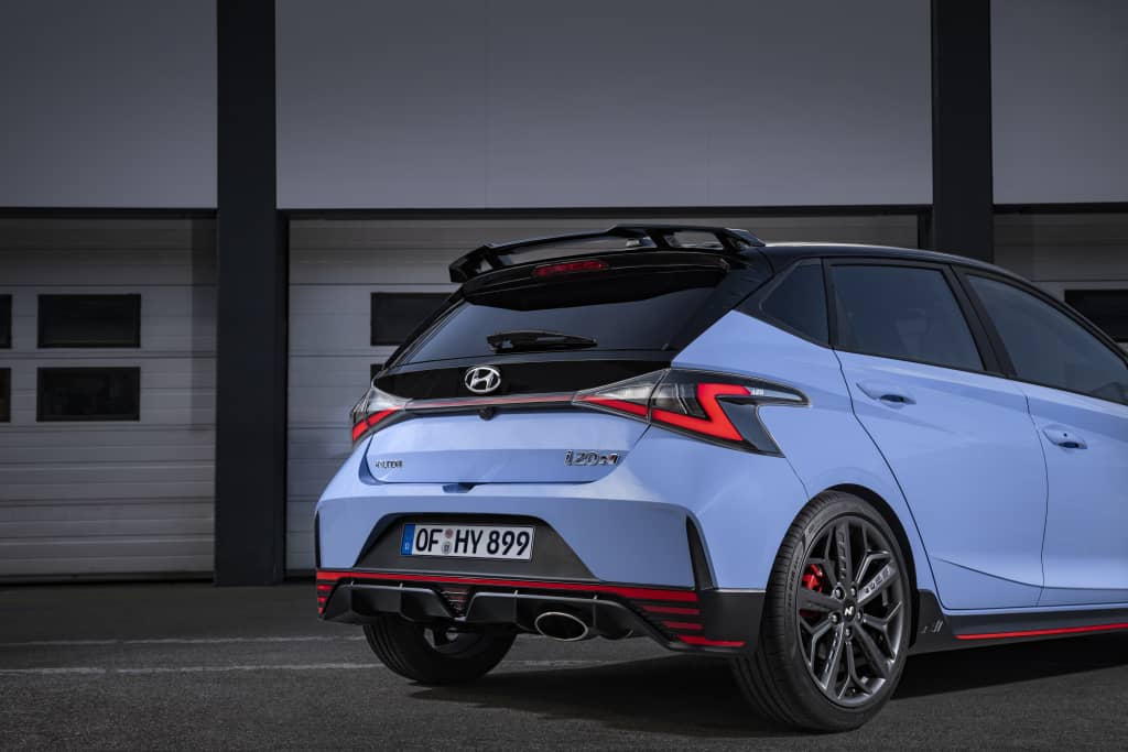 Trasera del Hyundai i20 N estacionado, apreciando diseño de luces y difusor.