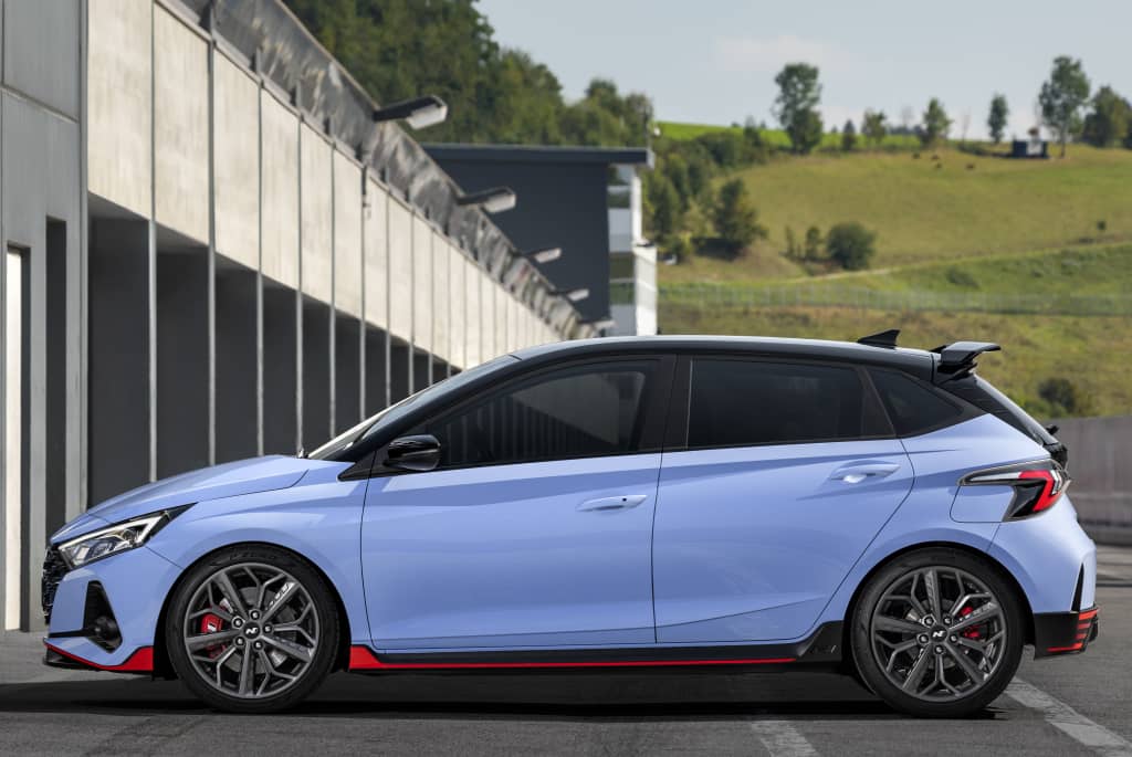 Perspectiva trasera y lateral que muestra el diseño aerodinámico del i20 N.