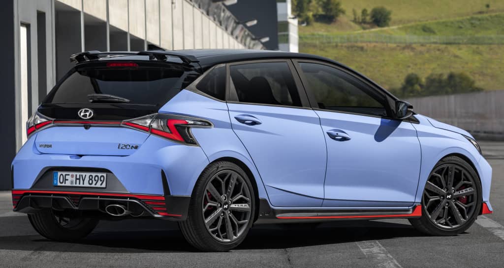 Ángulo trasero del Hyundai i20 N resaltando su diseño deportivo.
