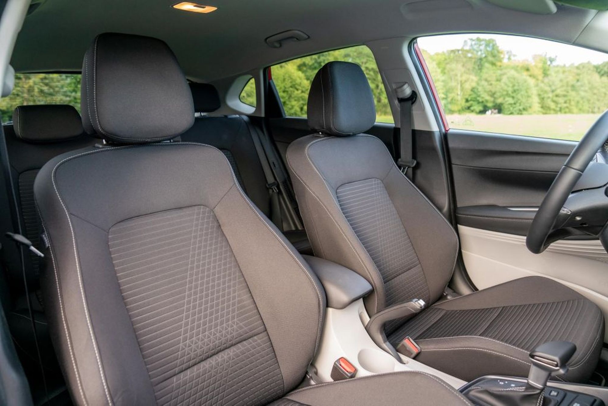 Asientos traseros del Hyundai i20, ofreciendo un confort adecuado para los pasajeros.