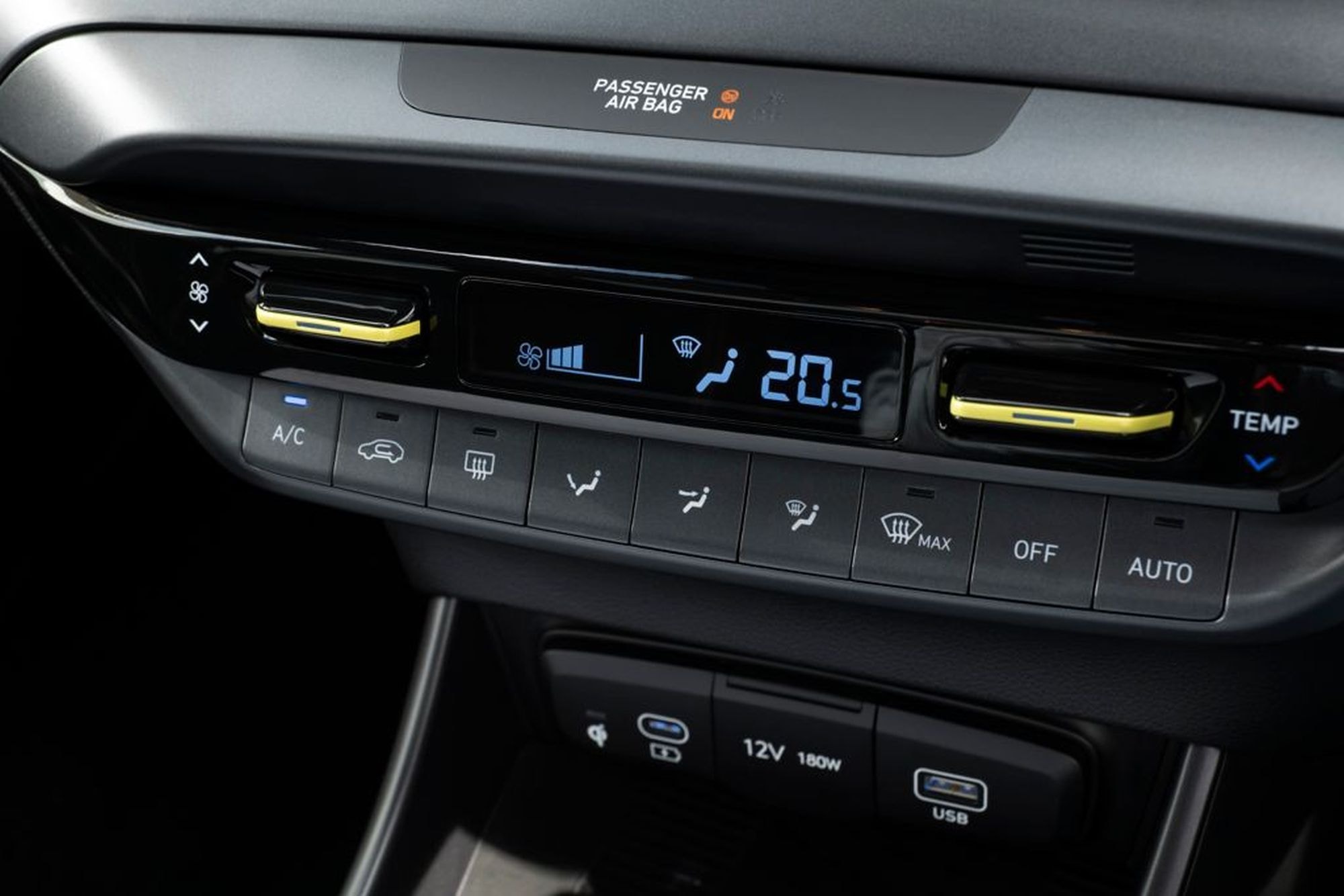 Control de climatización con un diseño moderno y funcional, ideal para cualquier viajero.