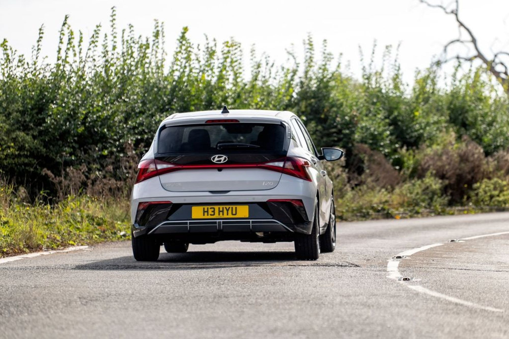Visión frontal del Hyundai i20, elegante y dinámica, perfecta para la ciudad.