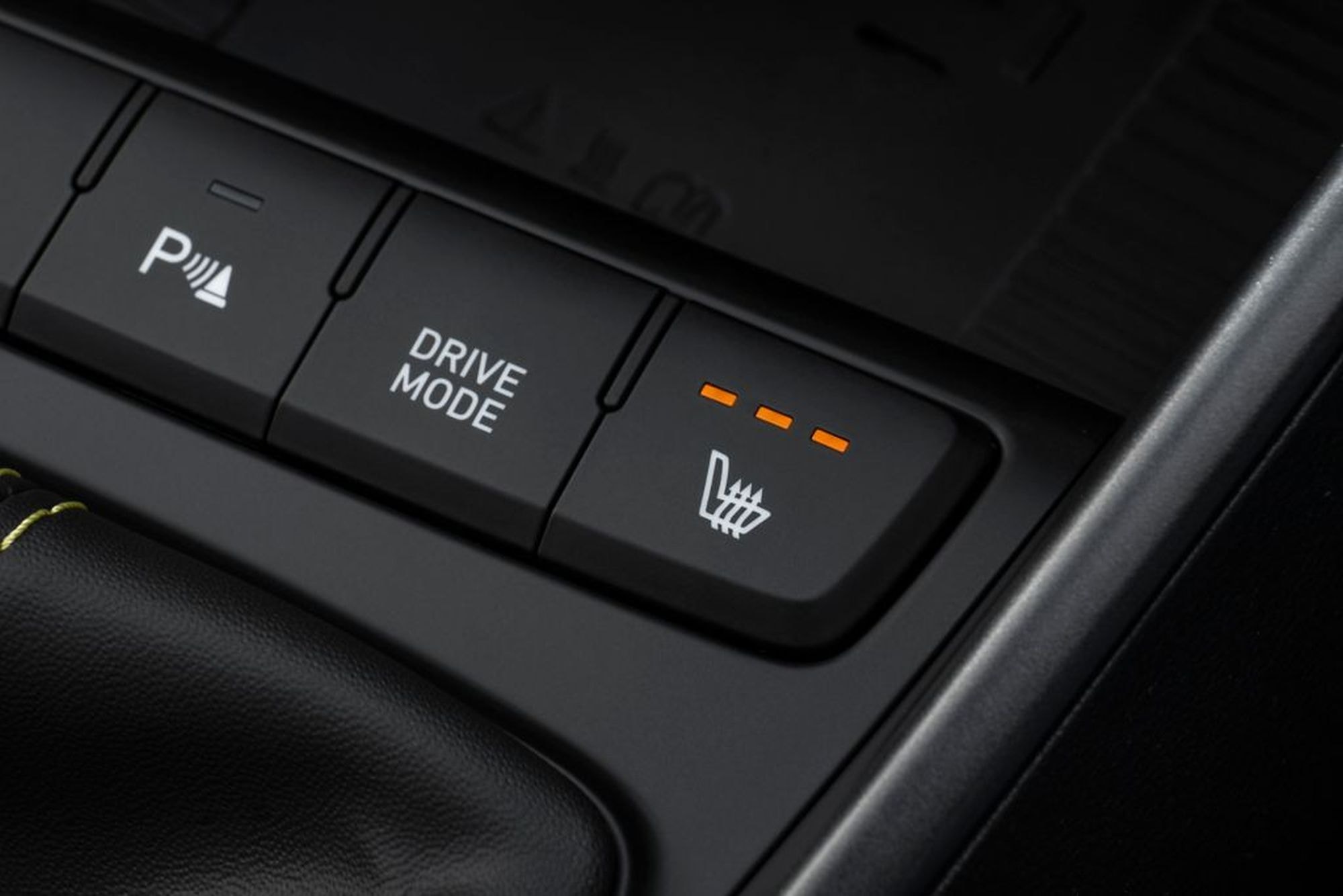 Volante ergonómico con detalles en costura que realzan su estilo.