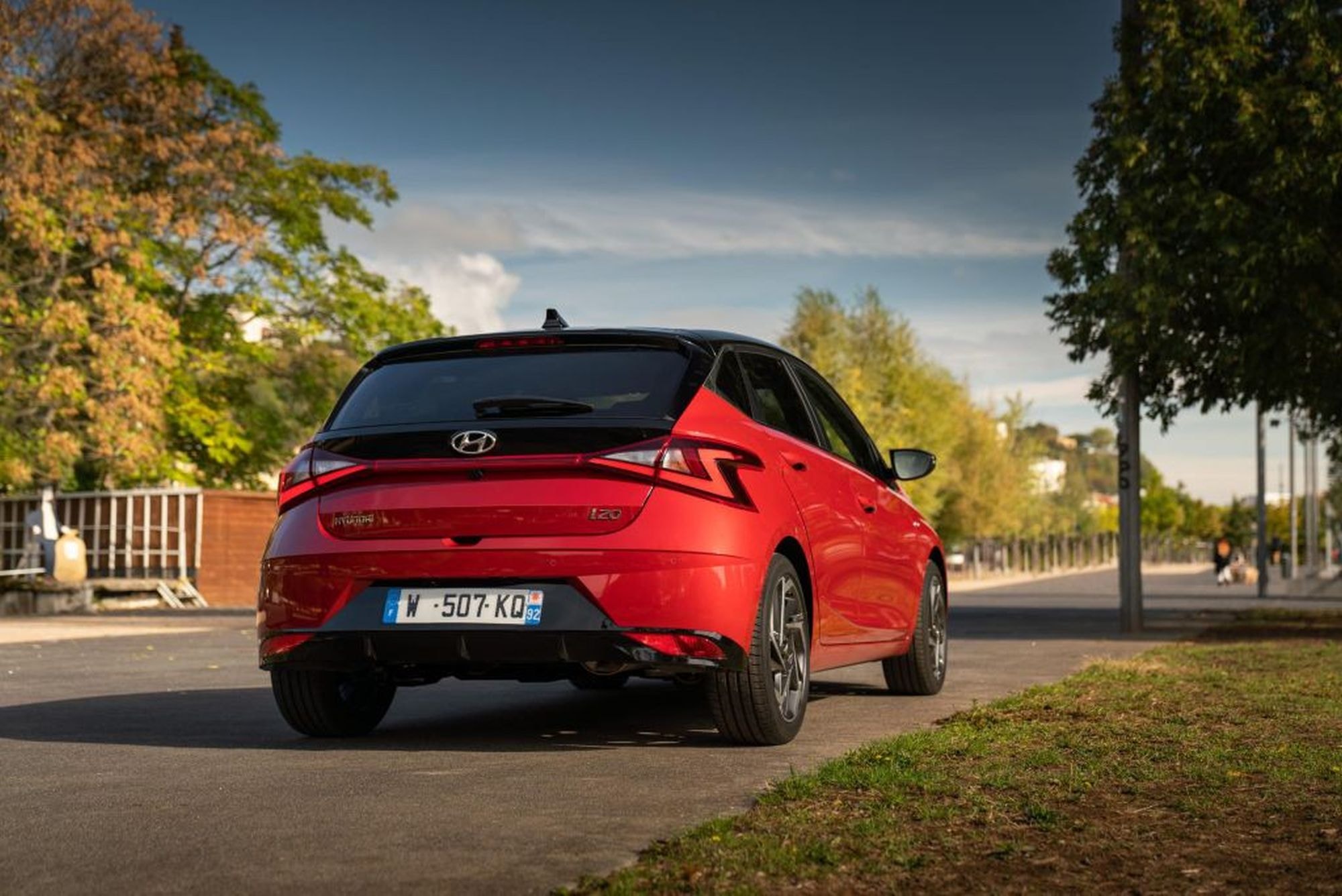 Enfoque en el emblema del modelo i20, símbolo de su identidad.
