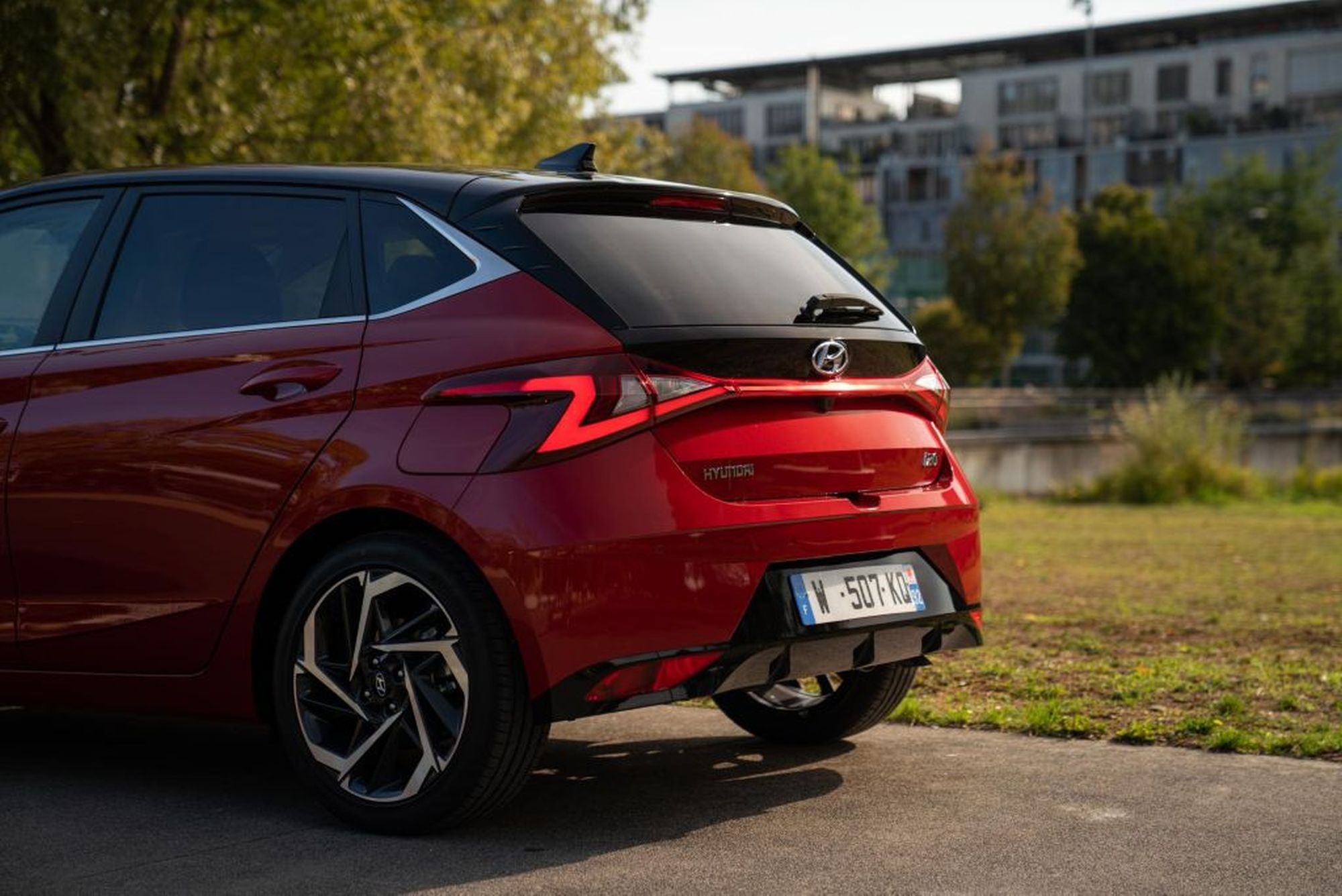 Hyundai i20 en una vista lateral impresionante, resaltando su diseño deportivo.