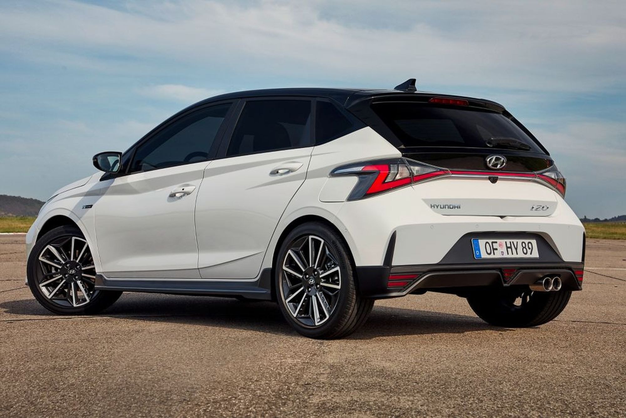 Hyundai i20 blanco iluminado por el sol, un atractivo visual.