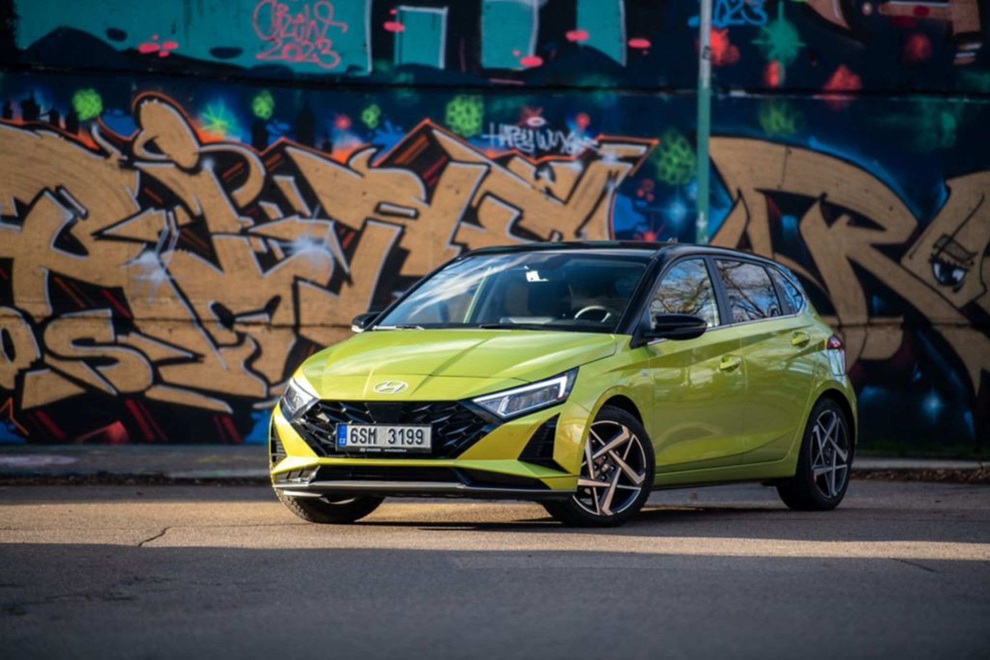 Perfil lateral del i20, destaca su diseño dinámico y deportivo.