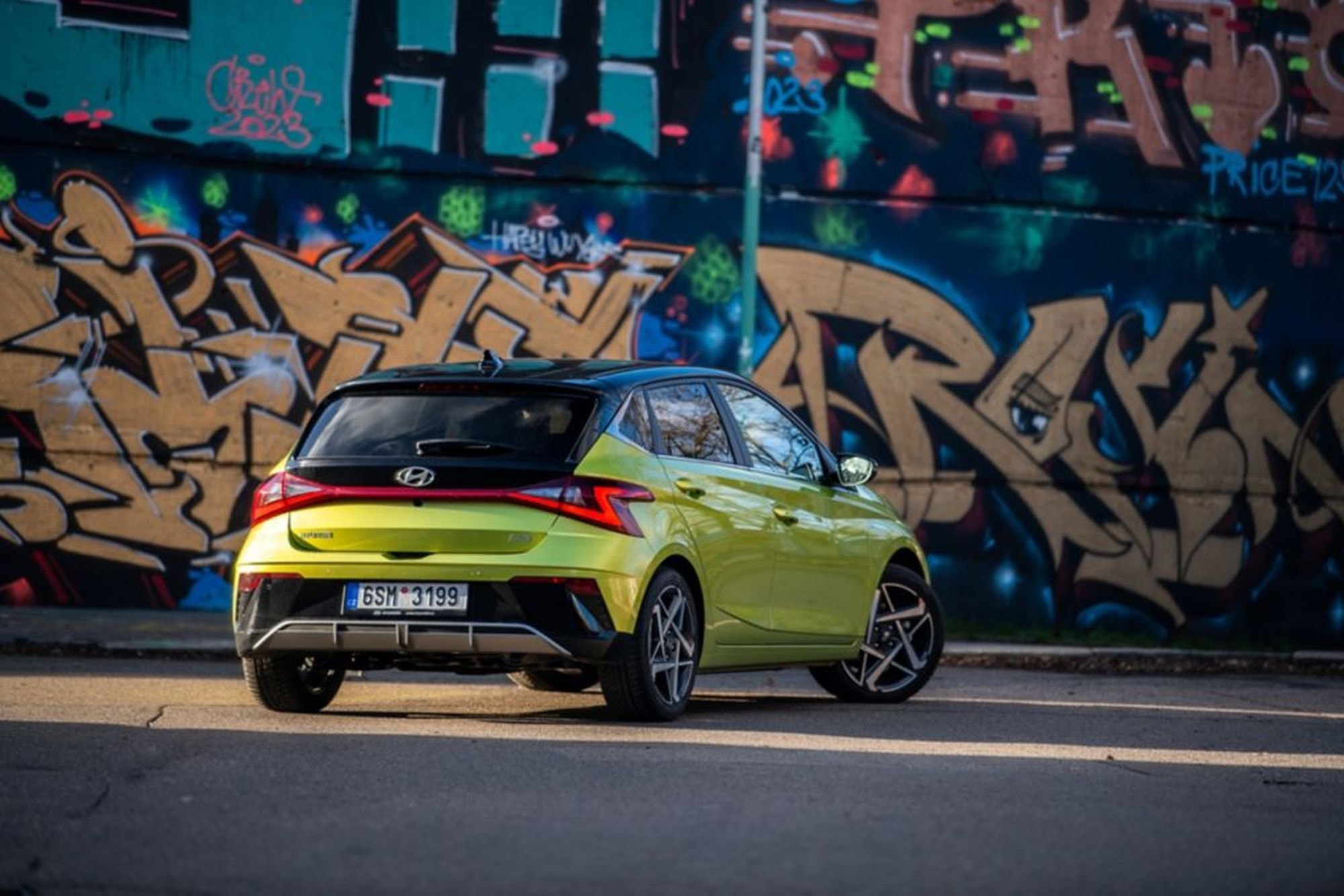 Frontal del Hyundai i20, con una parrilla audaz y luces LED.