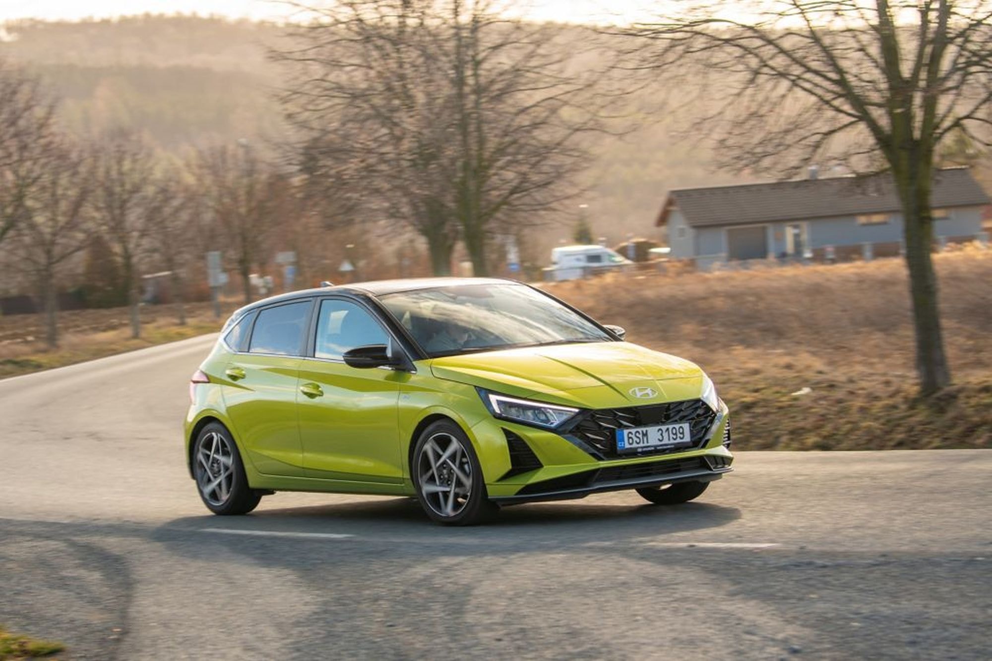 Vista trasera del i20, donde se aprecian las luces y su diseño elegante.