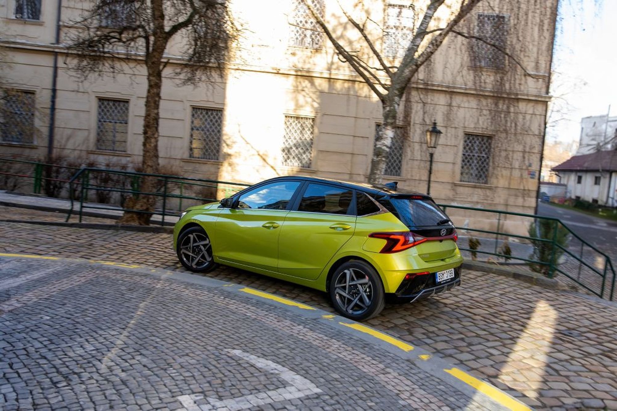 Hyundai i20 en movimiento por la ciudad, combinando estilo y agilidad.