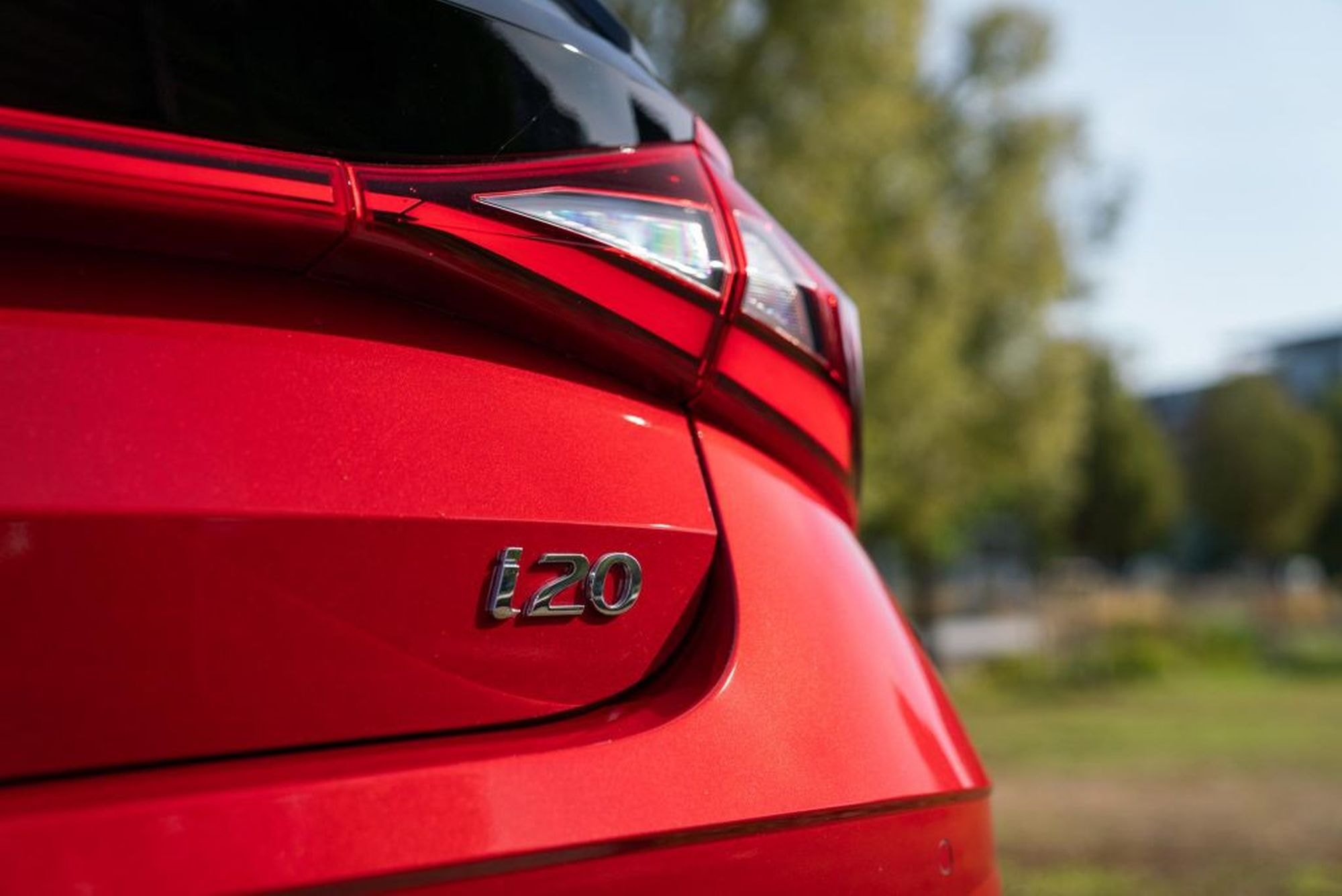 Vista trasera del Hyundai i20, mostrando su moderno diseño y características.
