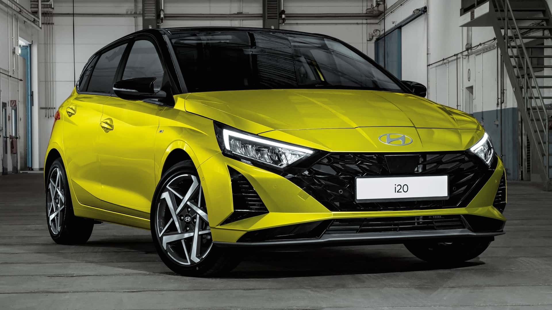 Vista frontal y lateral del Hyundai i20 en color amarillo impactante.
