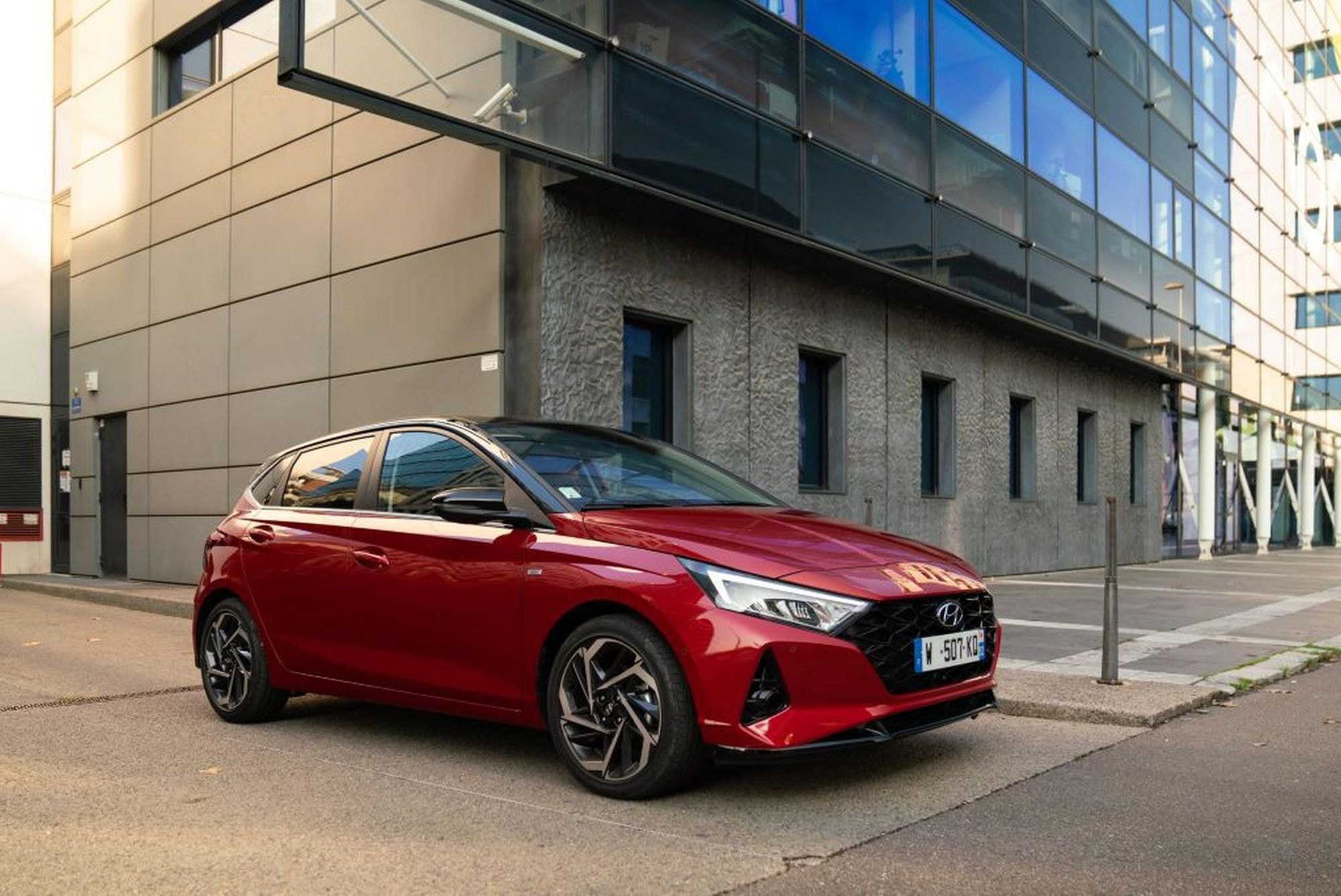 Vista frontal del Hyundai i20 que resalta su parrilla y faros modernos.