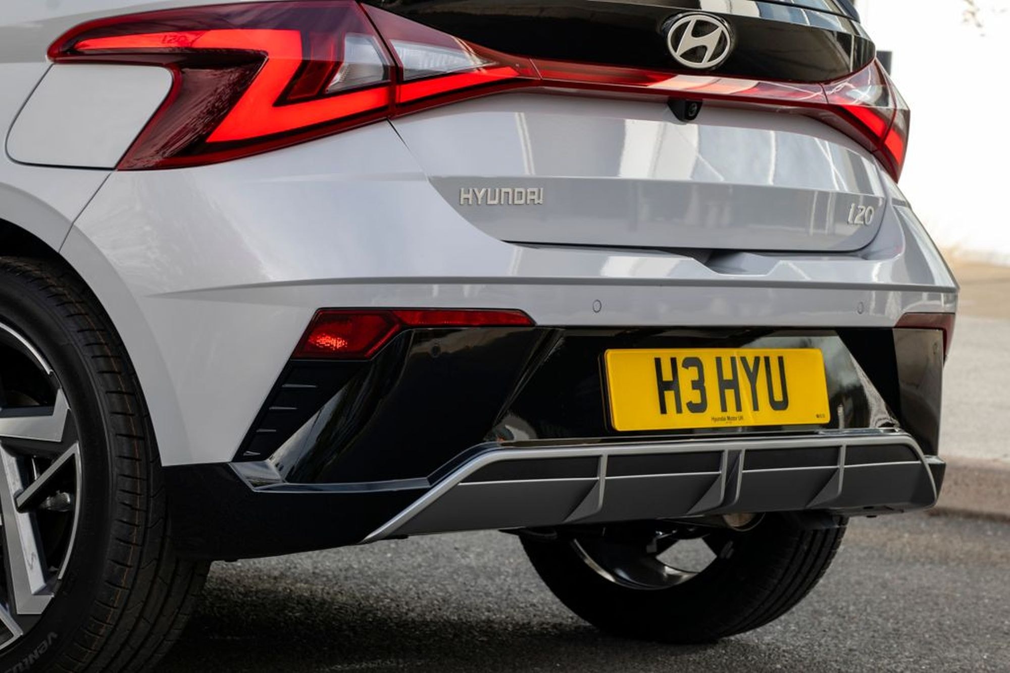 Cercano al frontal del Hyundai i20, resalta su rejilla distintiva.