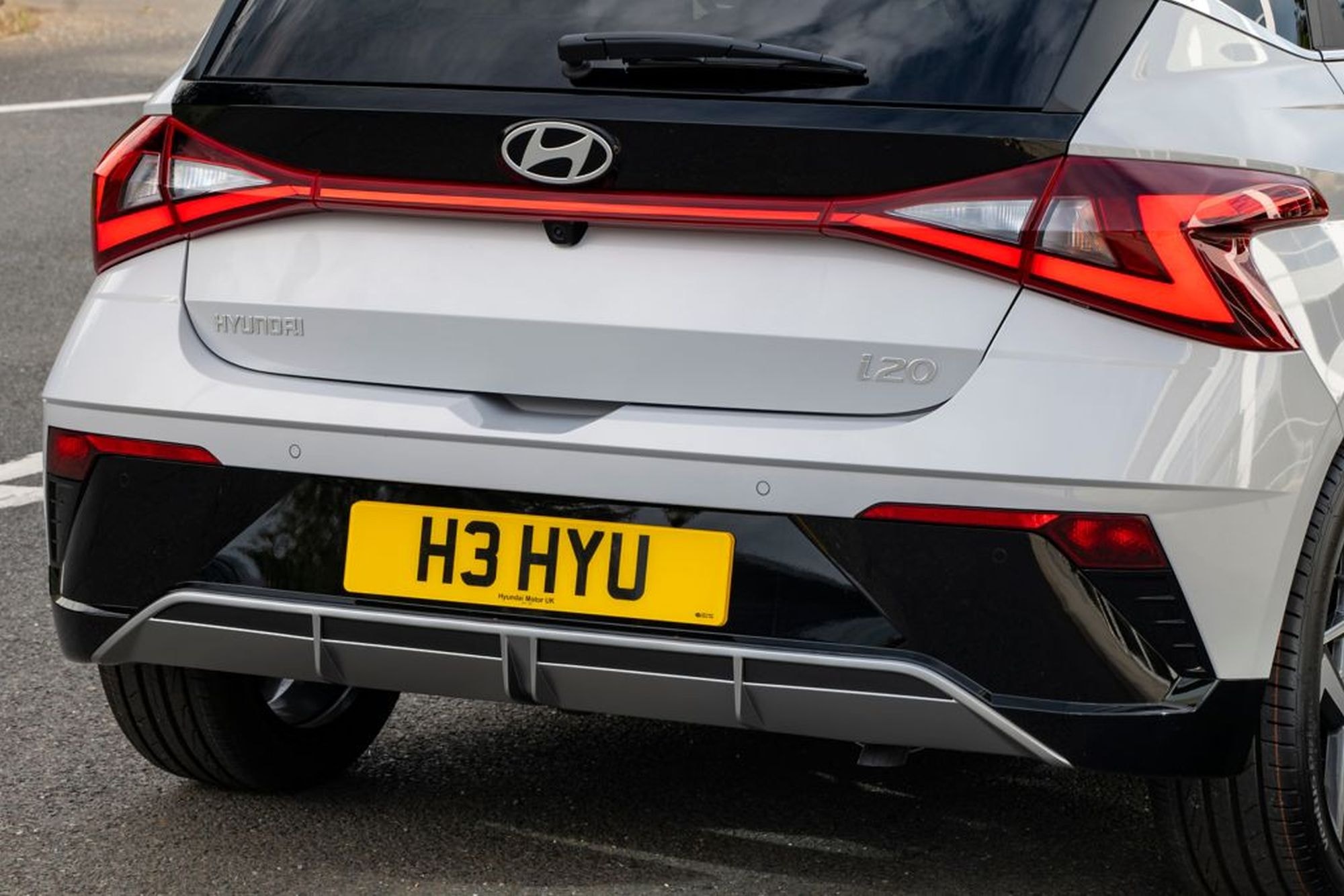 Vista lateral del Hyundai i20, enfatizando sus formas modernas.