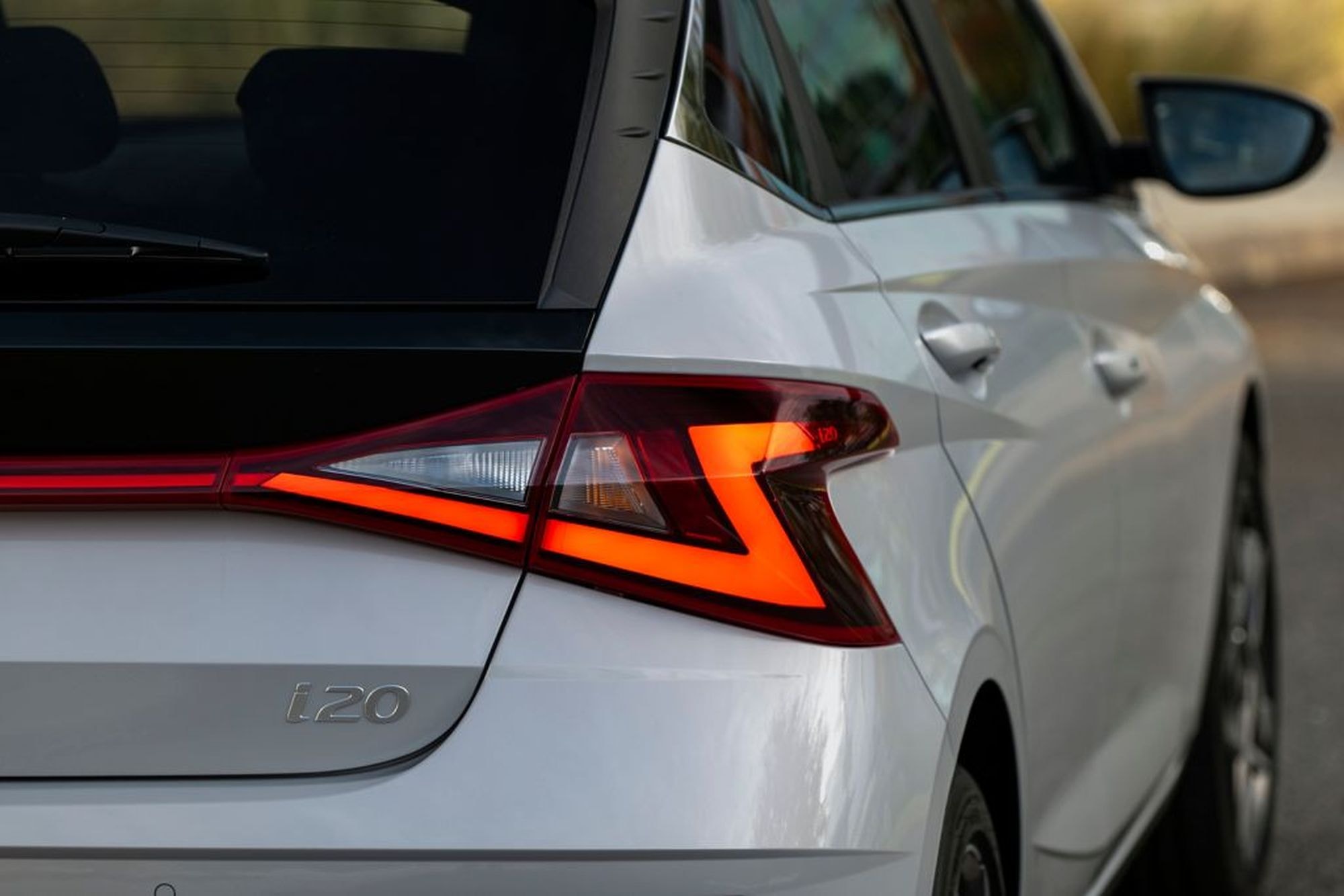 Primer plano de la parte trasera del Hyundai i20, incluye detalles estilizados.