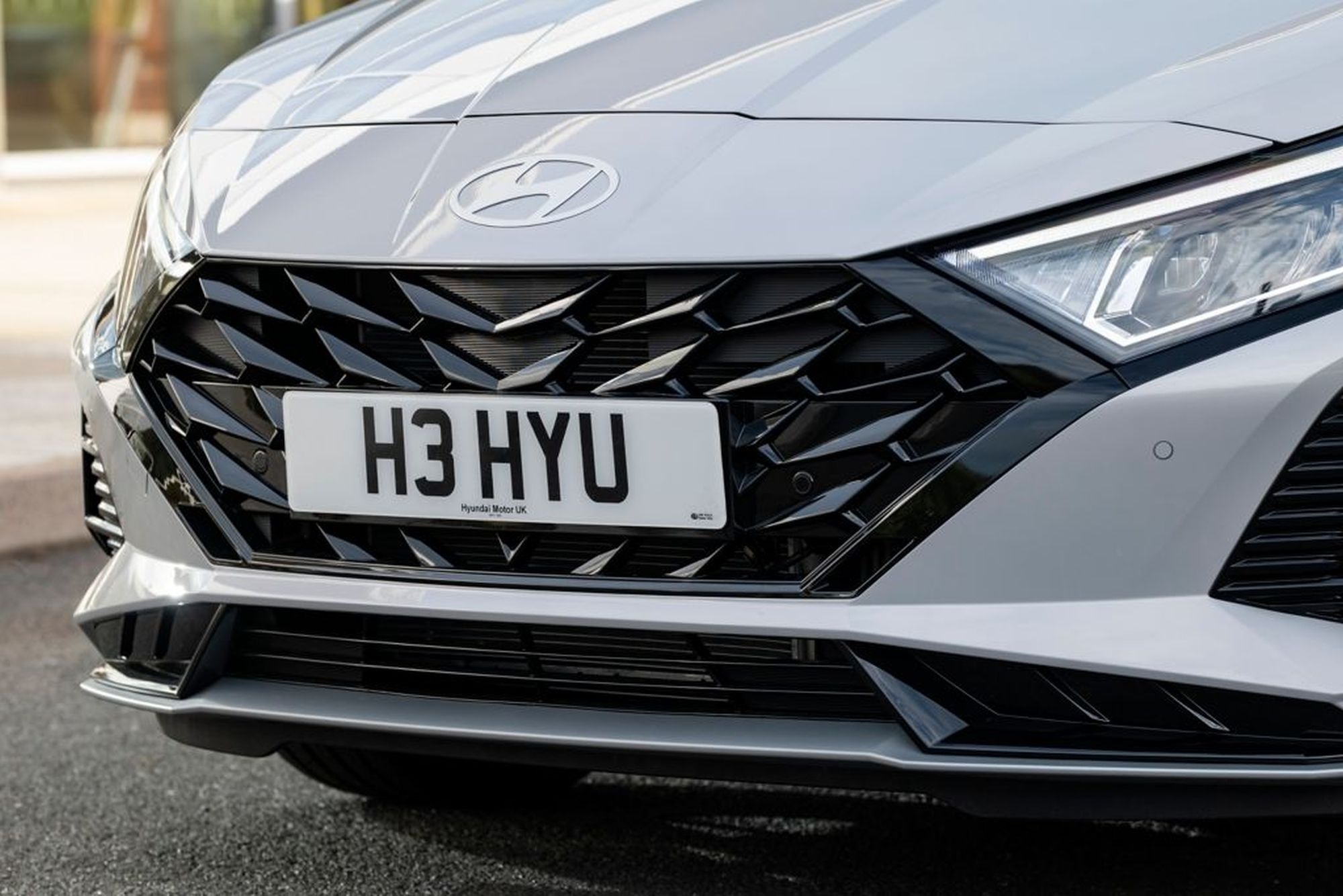 Vista lateral y frontal del Hyundai i20, destaca su diseño deportivo.