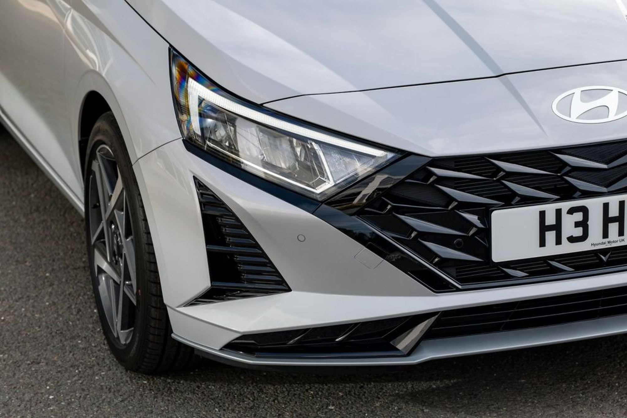 Perspectiva trasera del Hyundai i20, muestra su elegante acabado.