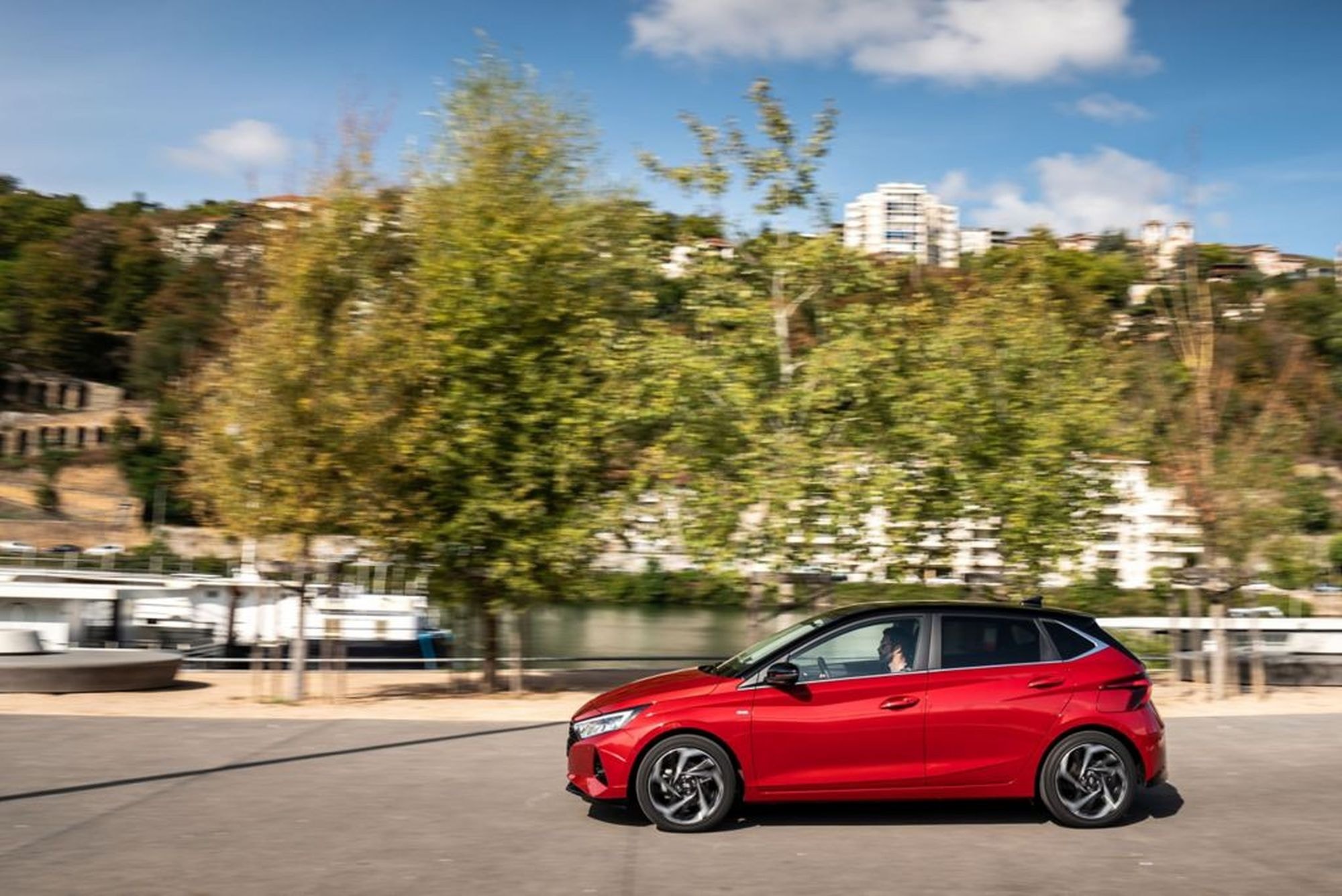 Enfoque en el frontal del Hyundai i20, que resalta su carácter deportivo.