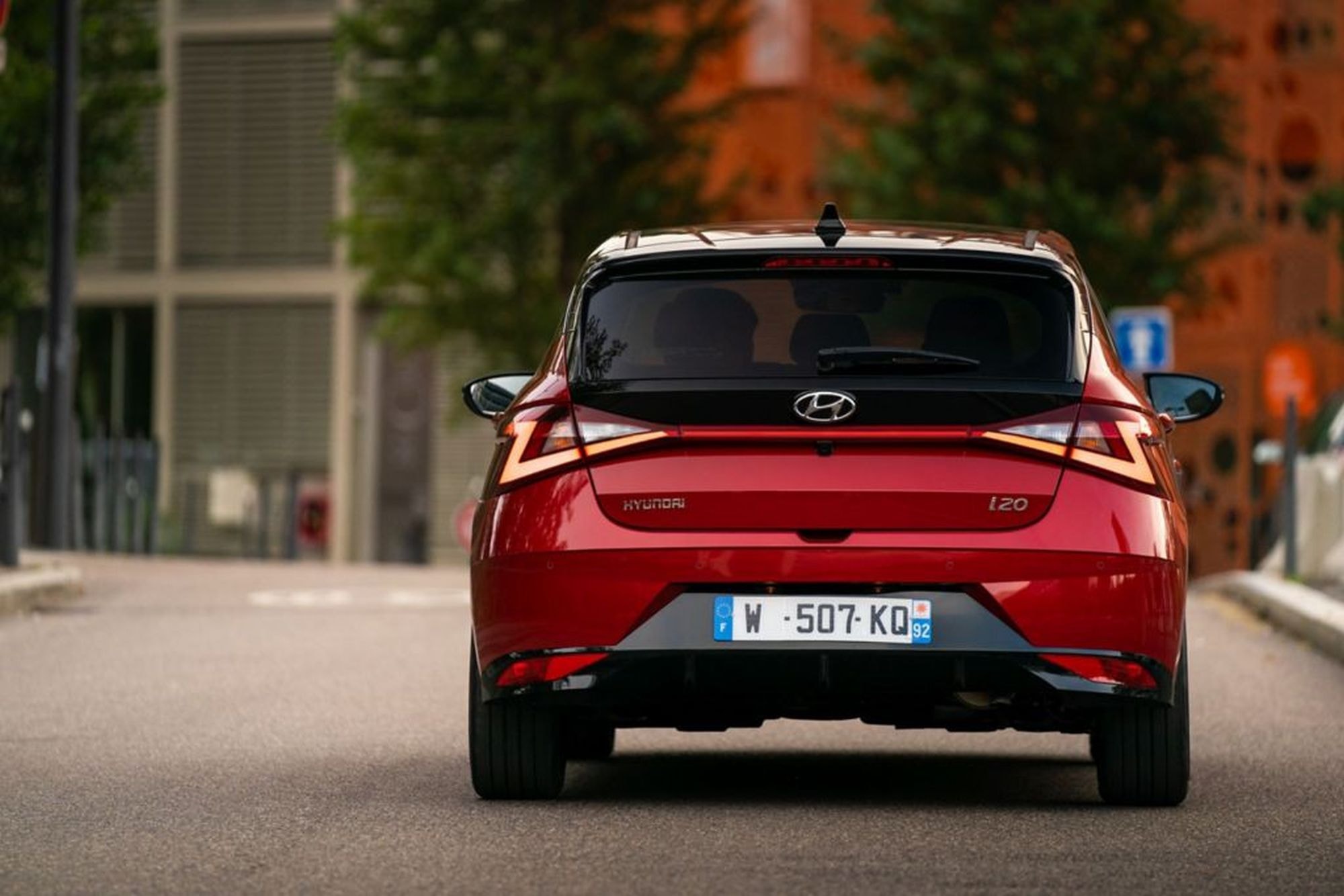 Interior del Hyundai i20 con pantalla táctil y diseño moderno y funcional.