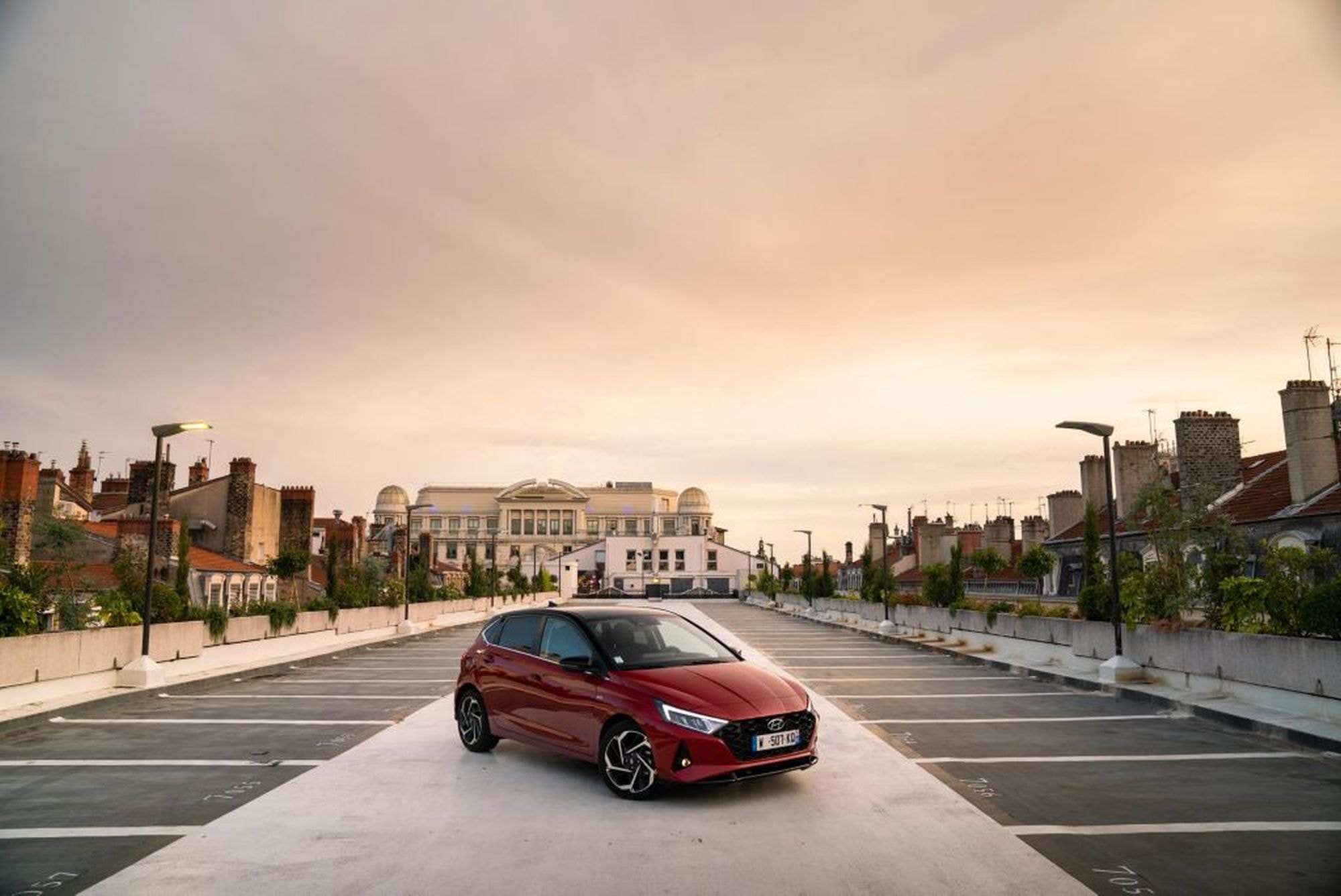 Perspectiva trasera del Hyundai i20, destacando su diseño atlético.