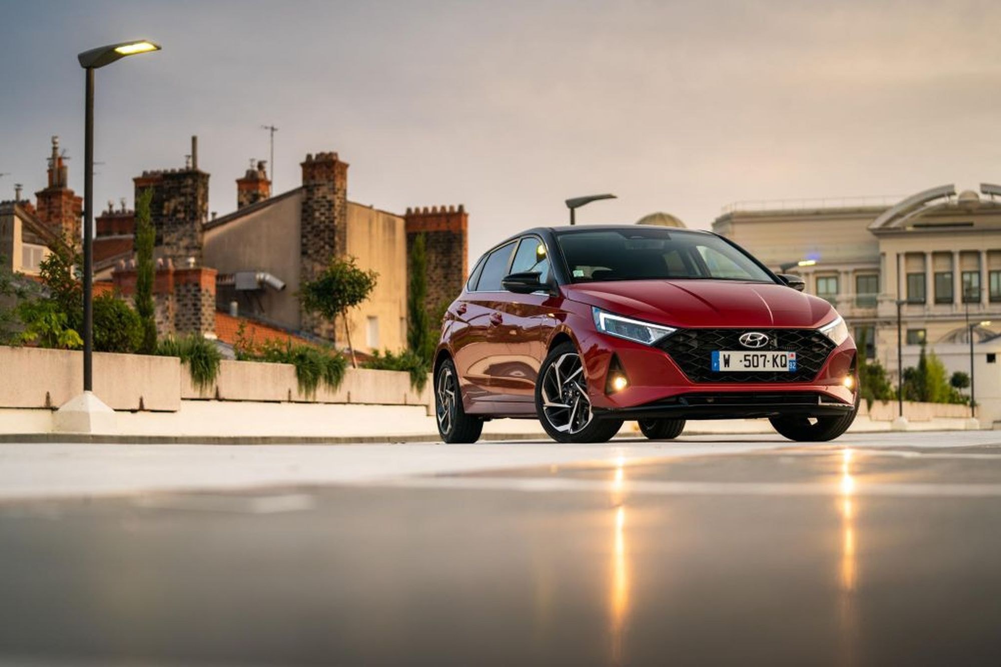 Vista trasera y lateral del Hyundai i20, con un diseño moderno y elegante.