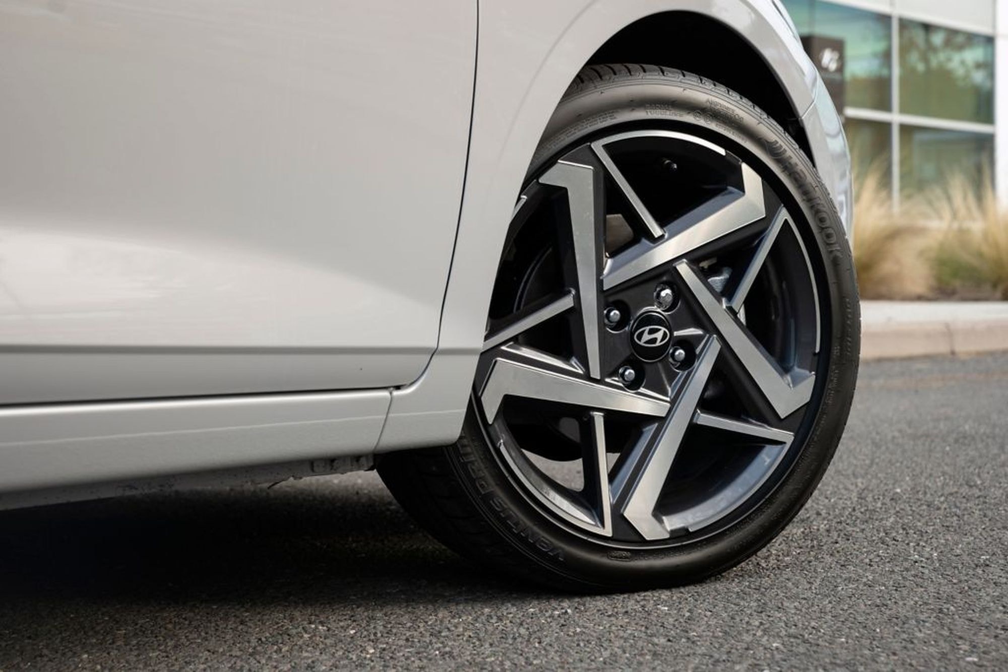 Vista trasera del Hyundai i20, con ópticas LED llamativas y diseño contemporáneo.