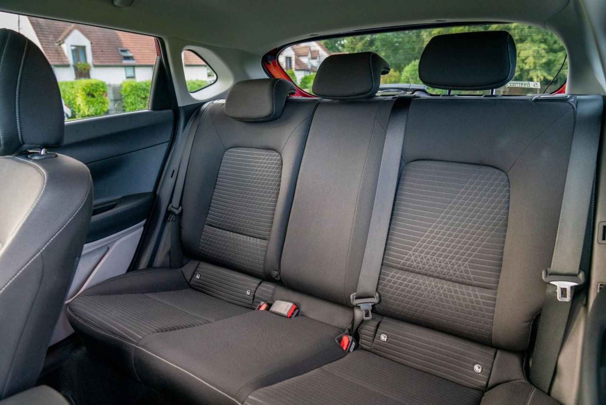 Vista del interior del Hyundai i20, destacando su ergonomía y tecnología moderna.