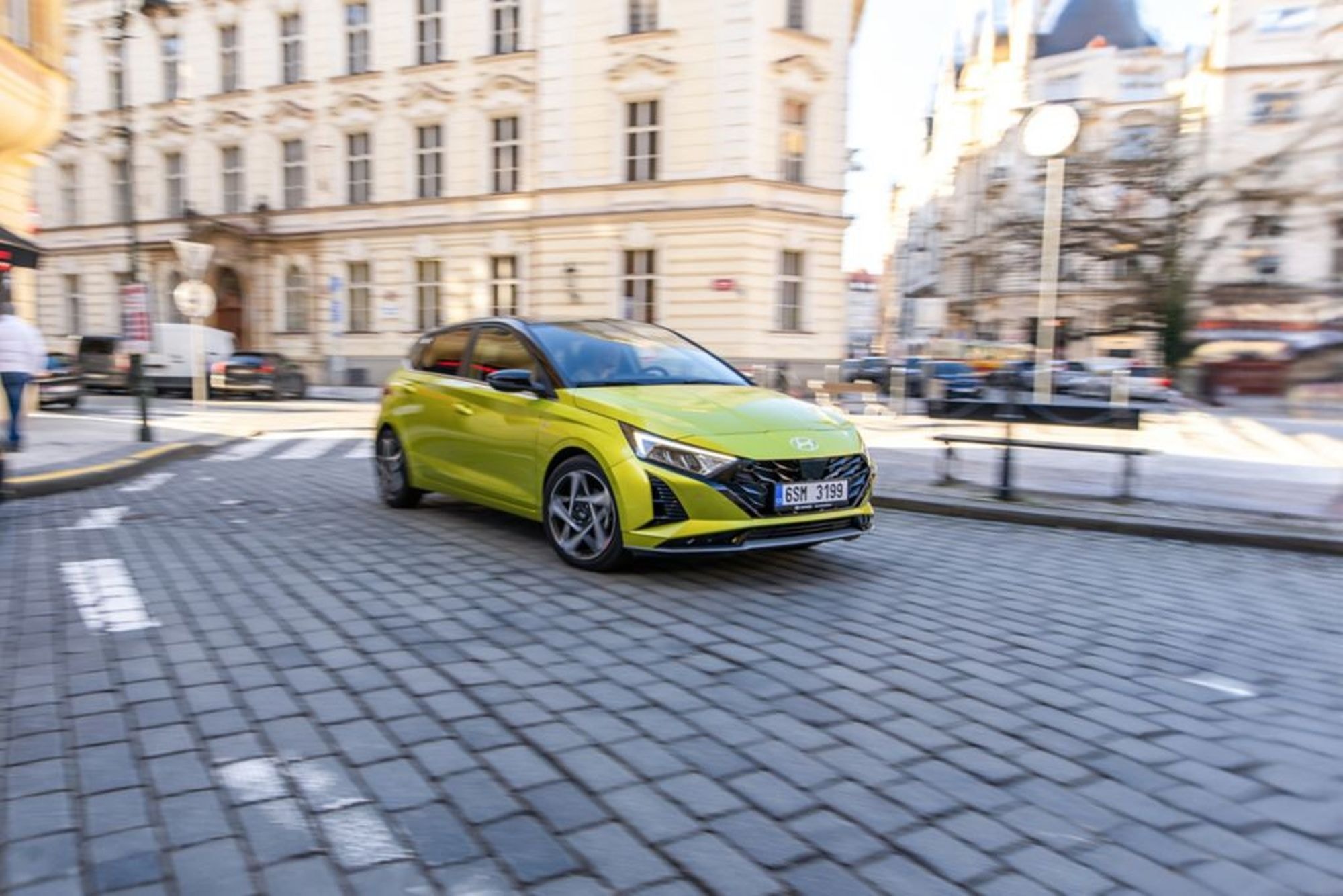 Vista del salpicadero con un diseño moderno y funcional.