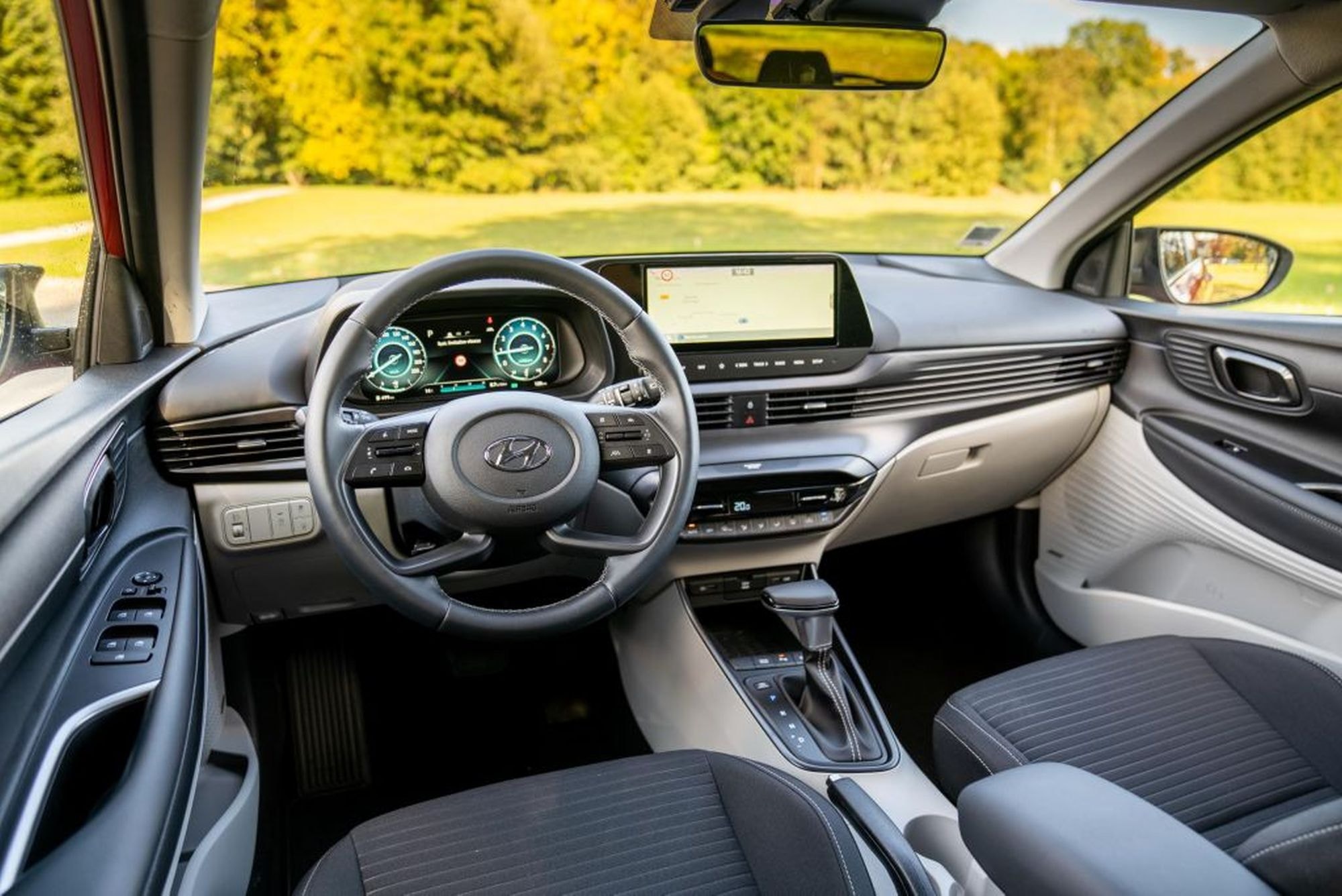 Panel de instrumentos con modos de conducción ECO y SPORT, mejorando la experiencia de manejo.