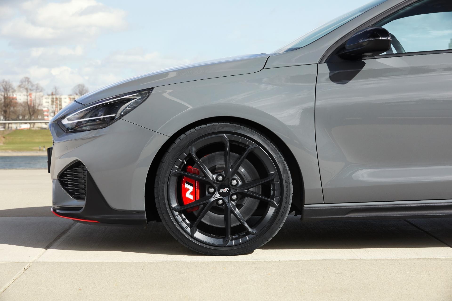 Primer plano del detalle de la rueda del Hyundai i30 Fastback.