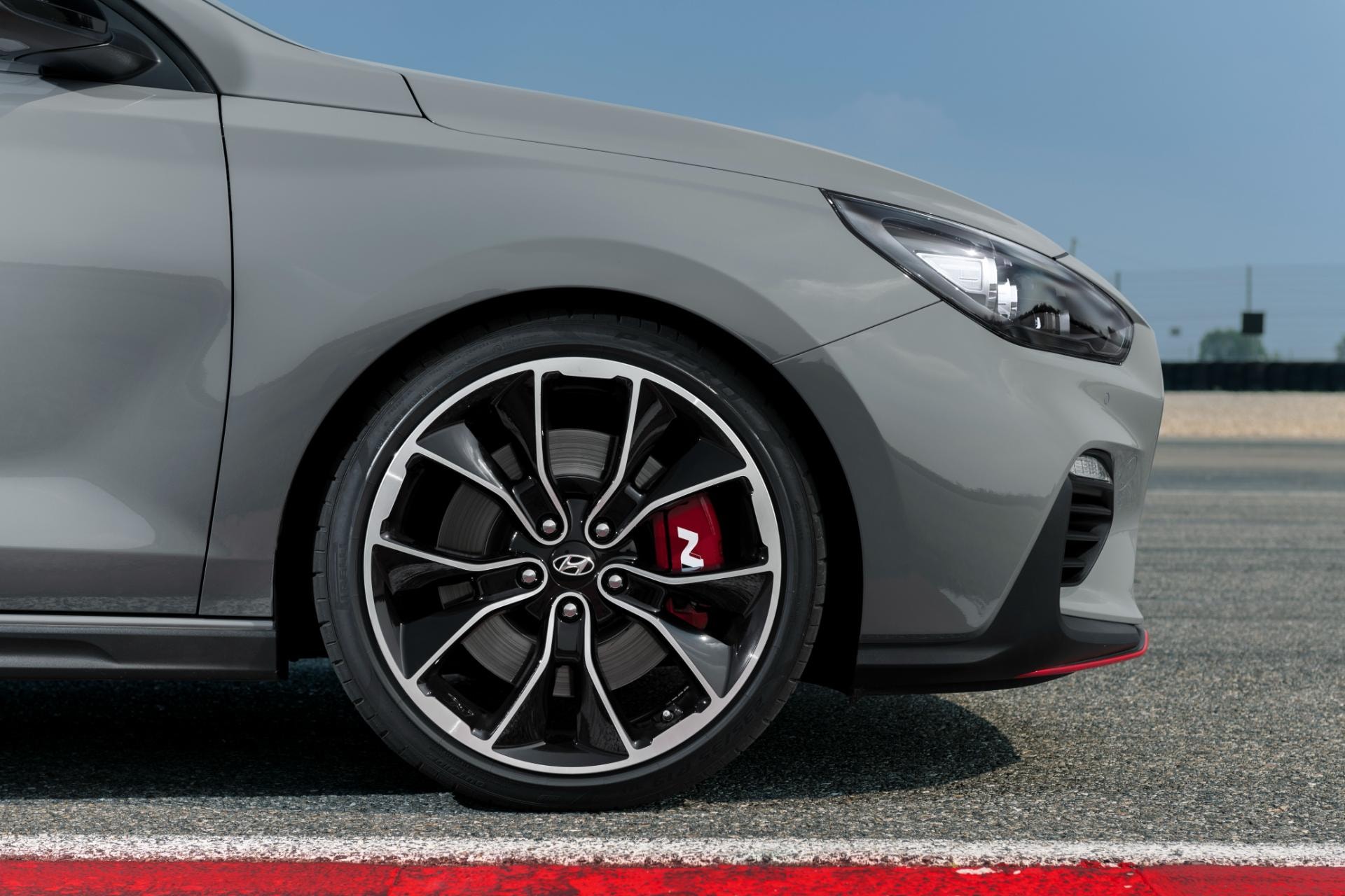 Detalle de la rueda del Hyundai i30 Fastback con pinzas de freno en rojo.