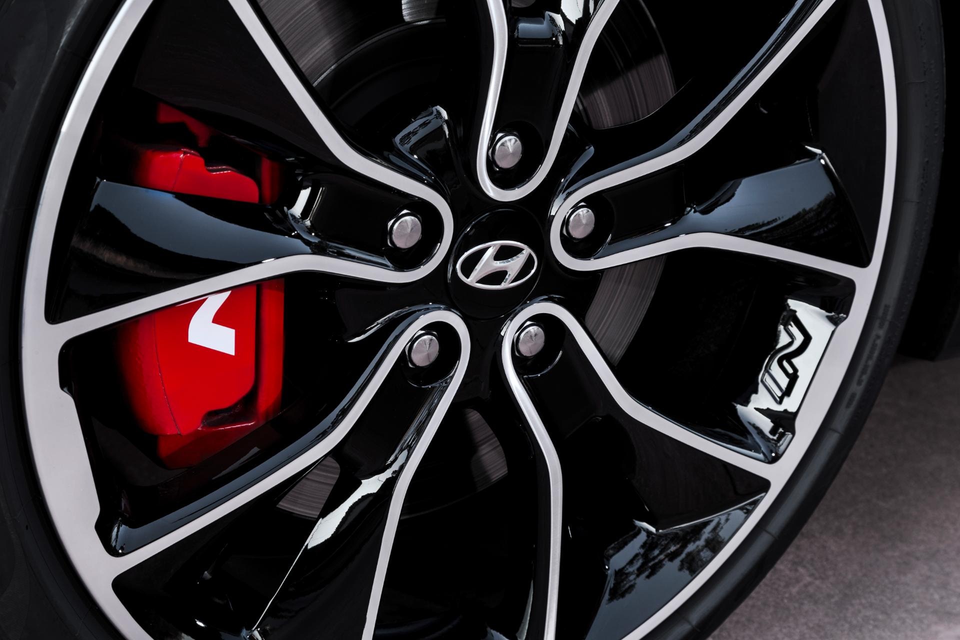 Primer plano de la rueda con frenos performance del Hyundai i30 Fastback.