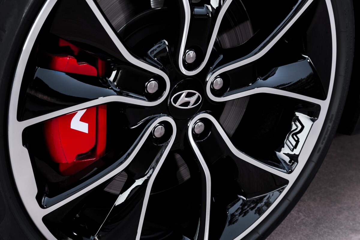 Primer plano de la rueda con frenos performance del Hyundai i30 Fastback. Primer plano de la rueda con frenos performance del Hyundai i30 Fastback.