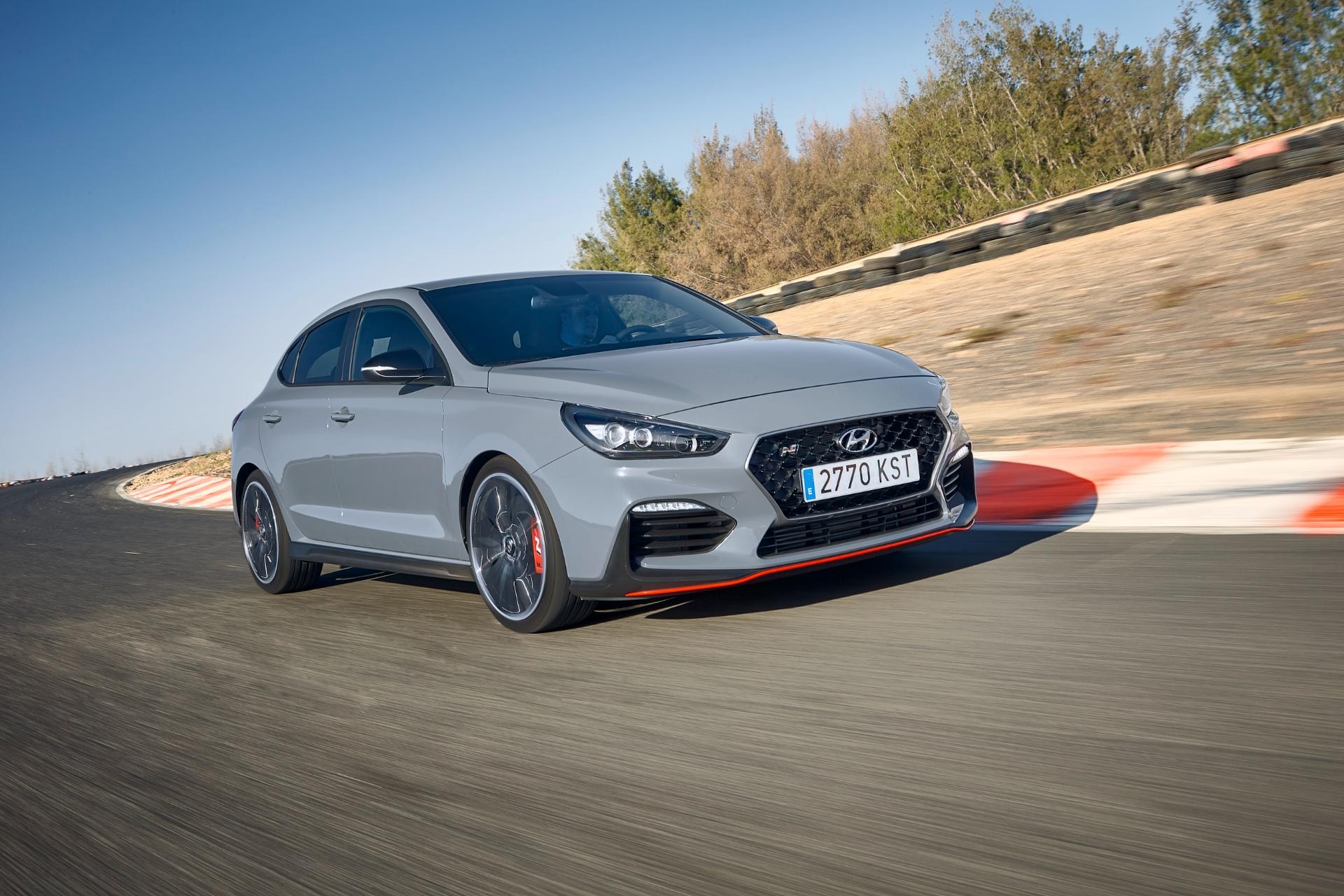 El Hyundai i30 Fastback en circuito, perfilando su carácter deportivo.