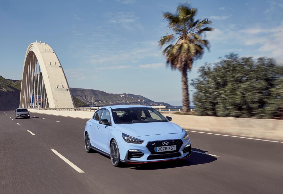 El Hyundai i30 Fastback en su hábitat natural, la carretera abierta. El Hyundai i30 Fastback en su hábitat natural, la carretera abierta.