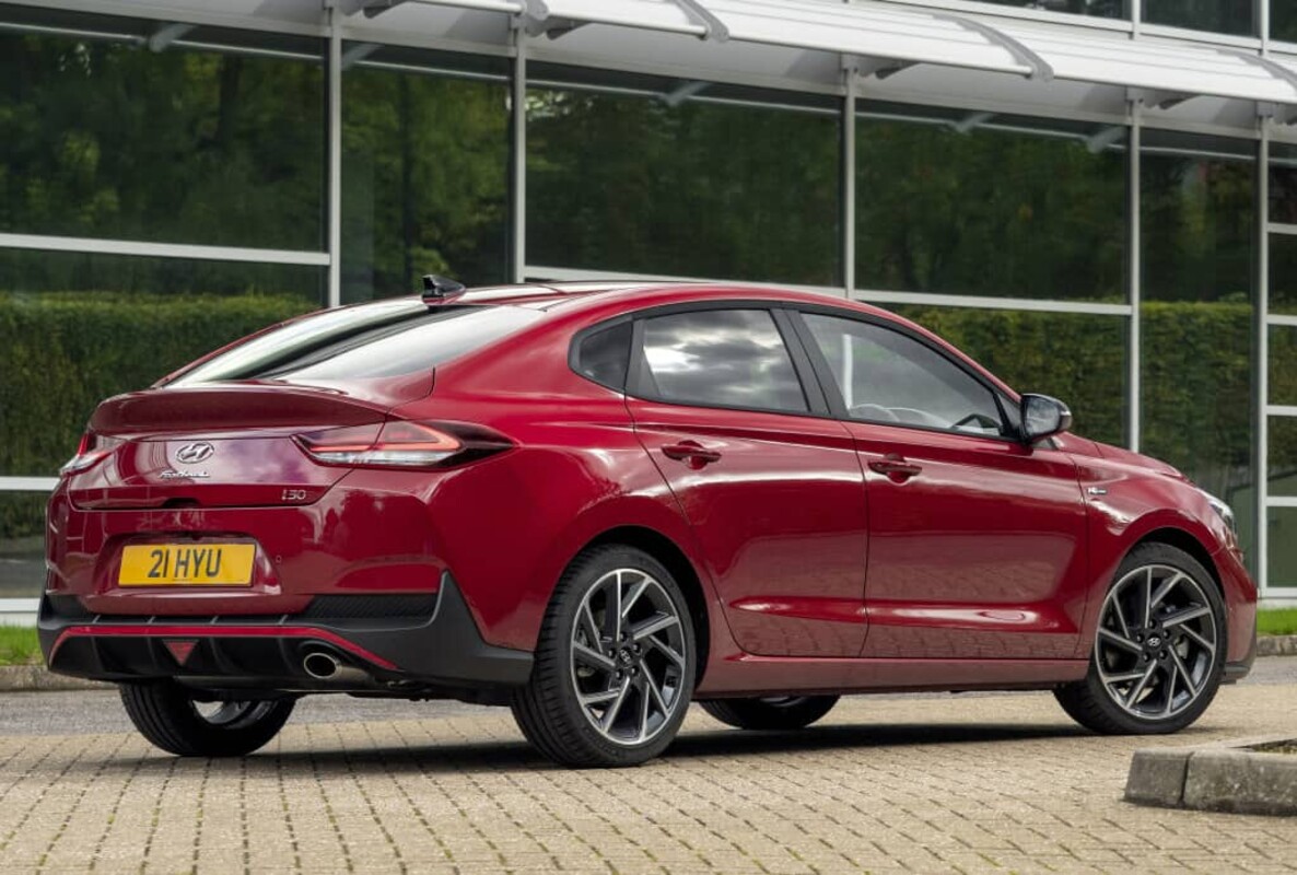 Perfil lateral del Hyundai i30 Fastback que resalta su diseño coupé. Perfil lateral del Hyundai i30 Fastback que resalta su diseño coupé.