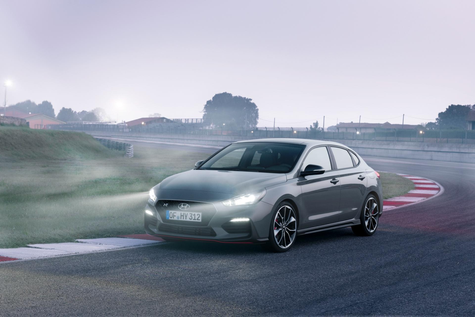 El Hyundai i30 Fastback mostrando su perfil lateral en condiciones nocturnas.